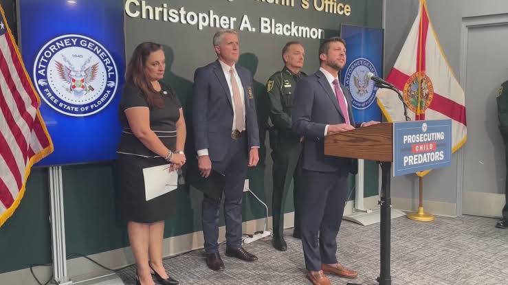 Pareja arrestada por abuso y confinamiento de niños en camión en Florida