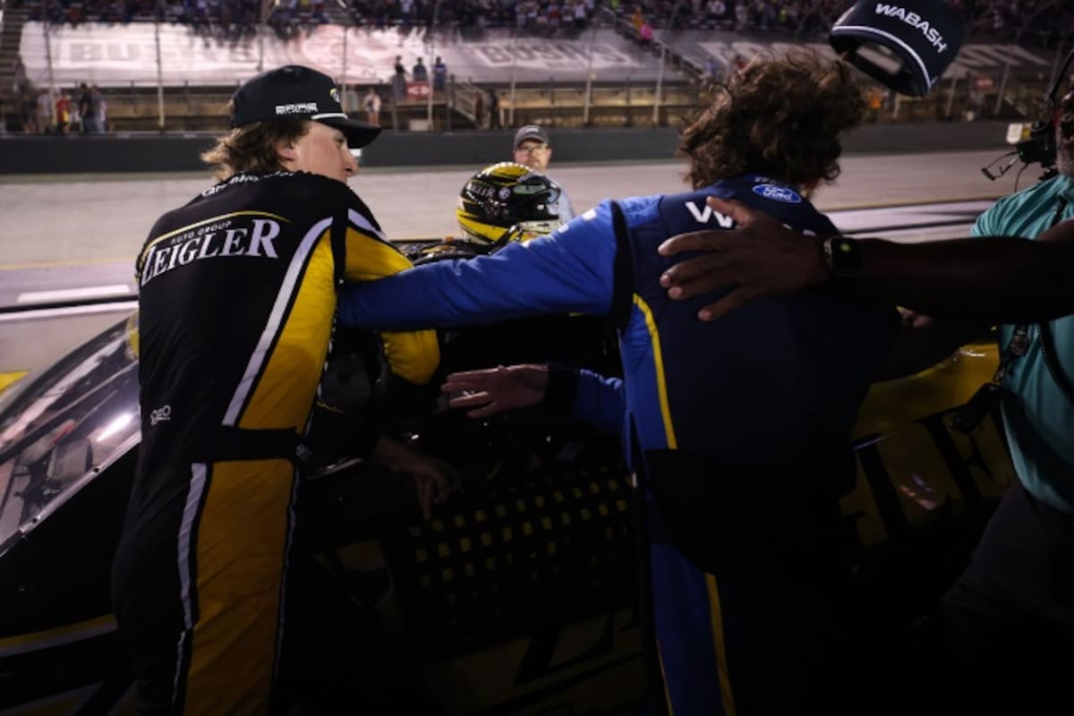 Pilotos de NASCAR se van a los golpes tras choque en carrera