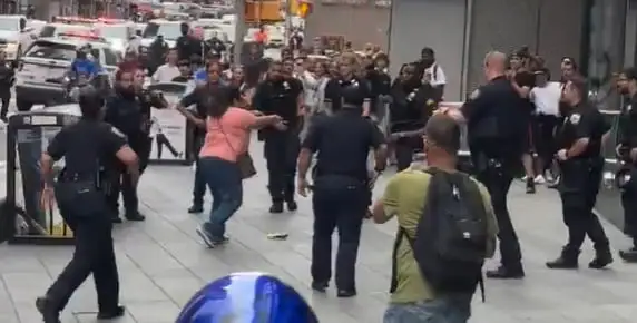 Tiroteo en Times Square: policía abate a mujer que apuñaló a dos personas