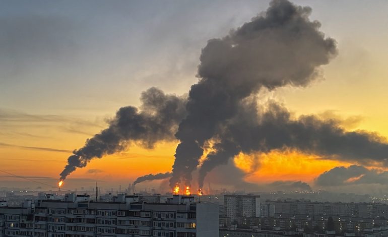 Ucrania bombardea refinería en Moscú