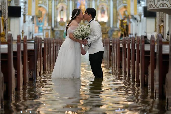 Una boda viral en medio de las inundaciones de Filipinas