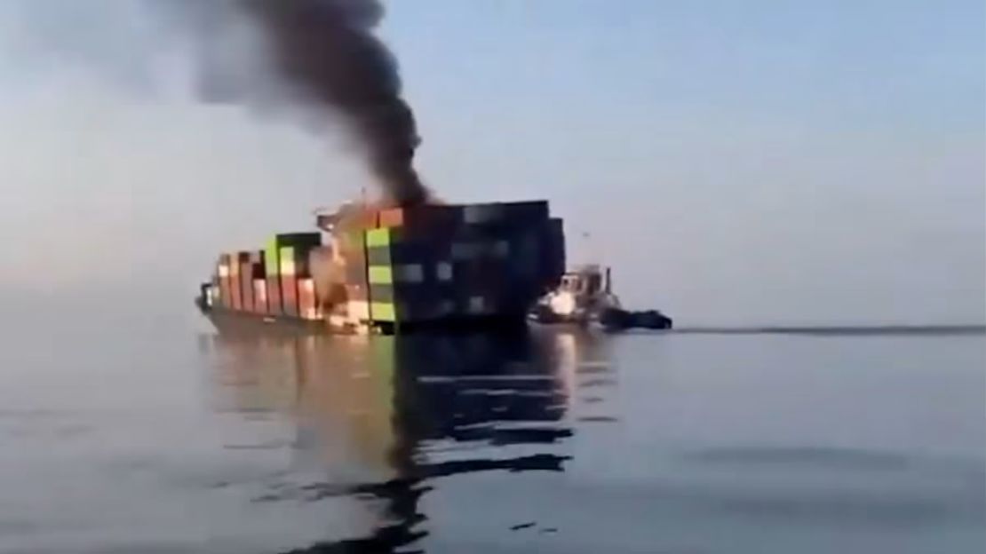 Ataque iraní hunde portacontenedores en Ormuz