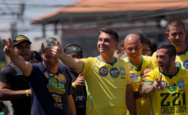 Flávio Bolsonaro festeja su pase al balotaje en Brasil