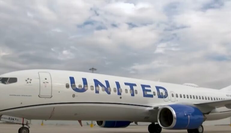 Fuerte descenso de avión de United deja cuatro heridos
