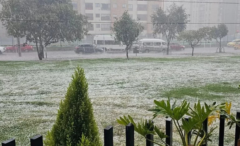 Granizada en Bogotá deja calles blancas y vuelos suspendidos