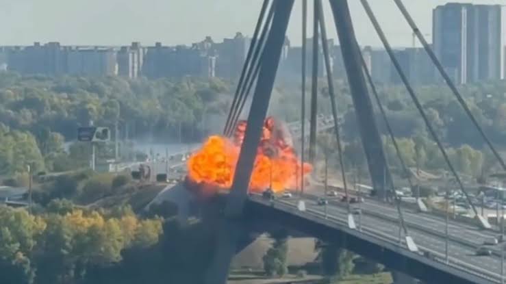 Impactante video: ataque ruso golpea un puente de Kiev