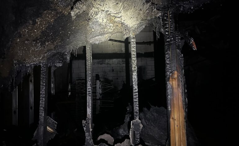 Incendio arrasa taller de carpintería en West Valley