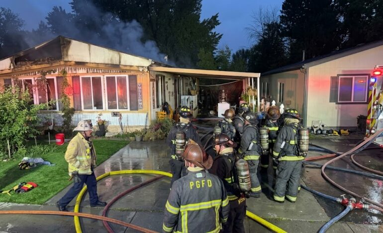 Incendio en casa móvil deja perro rescatado