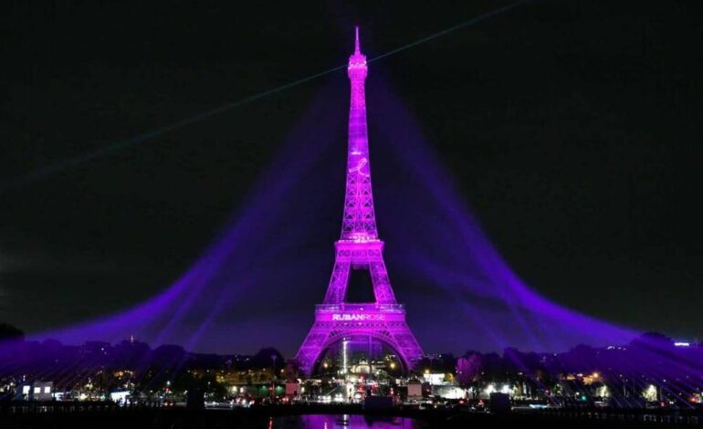 La Torre Eiffel se ilumina de rosa por el Octubre Rosa