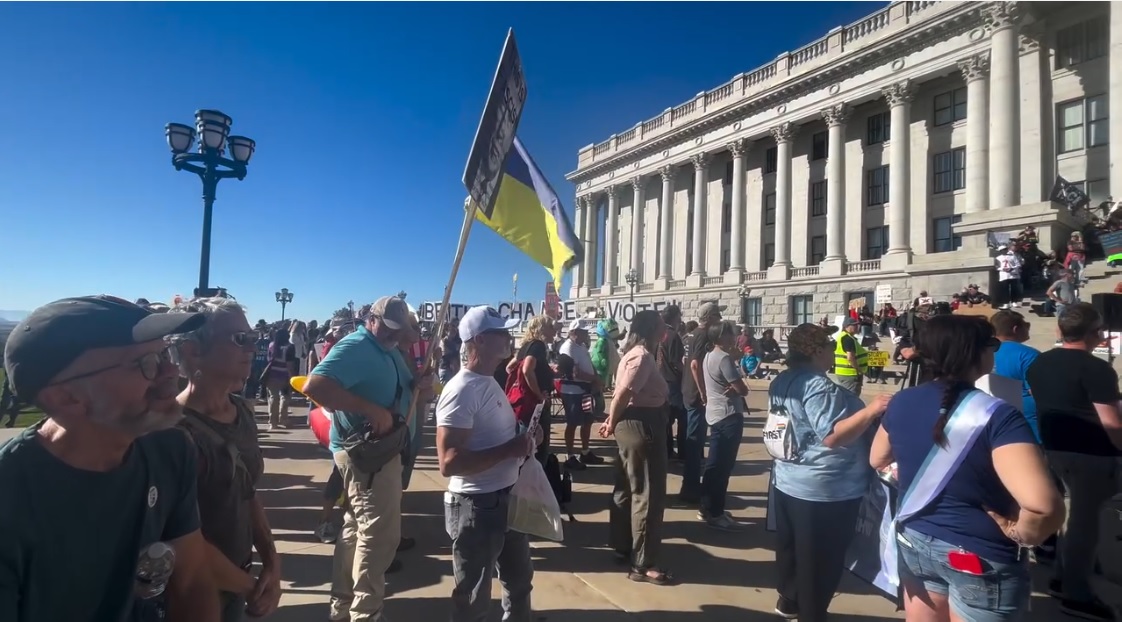 Mitin “No Kings” en Utah impulsa el voto temprano