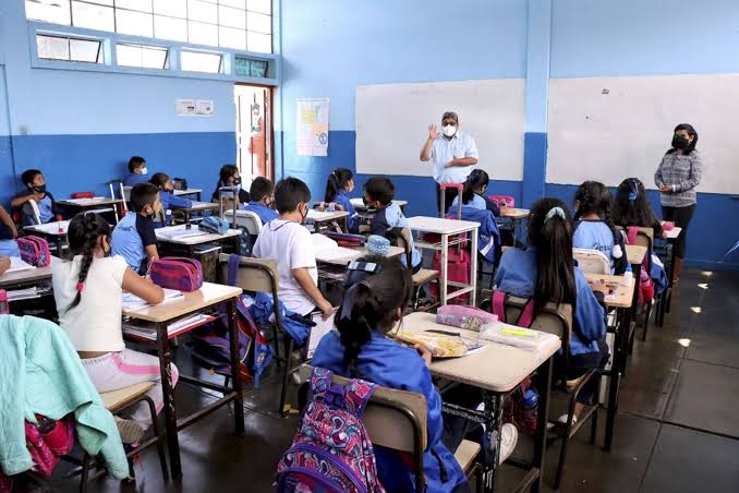 Perú endurece la disciplina en las aulas