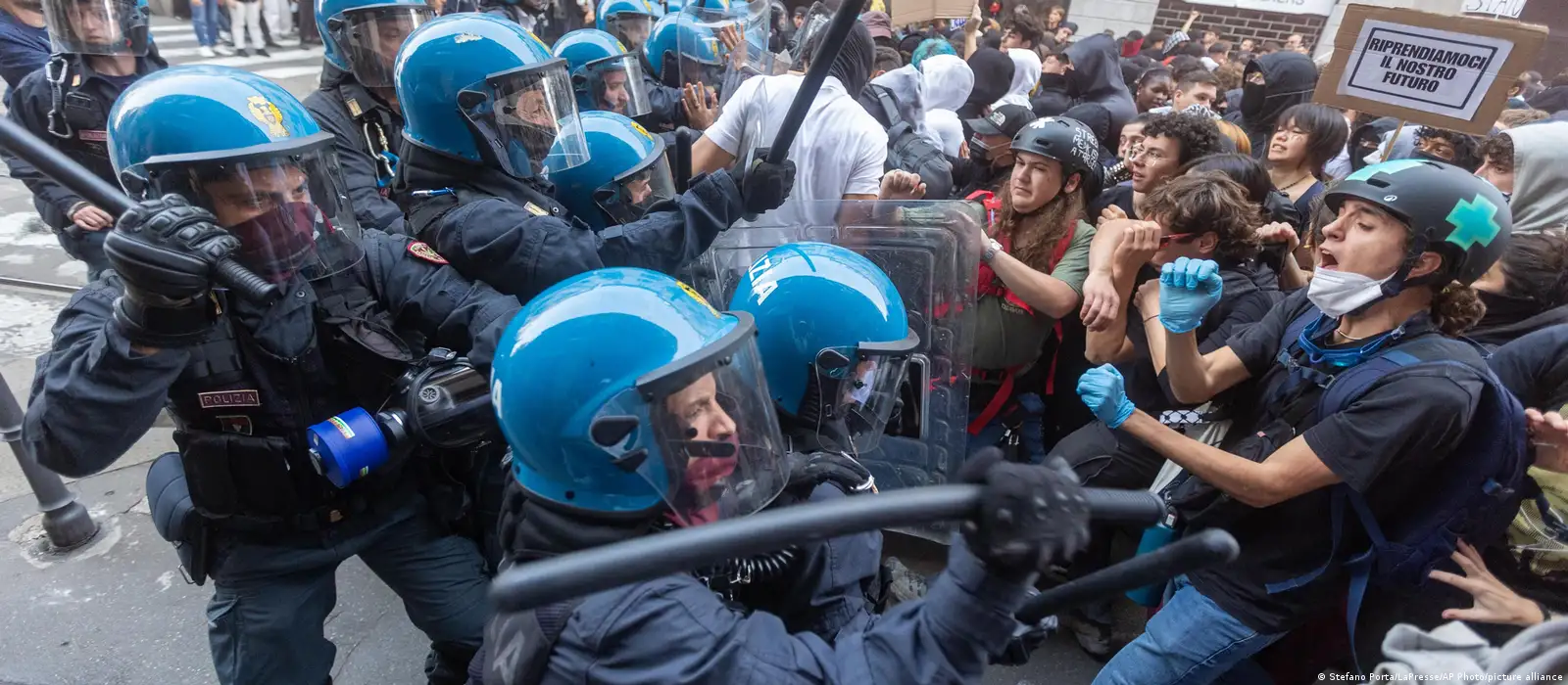 Protestas por el costo de vida terminan en disturbios en Italia