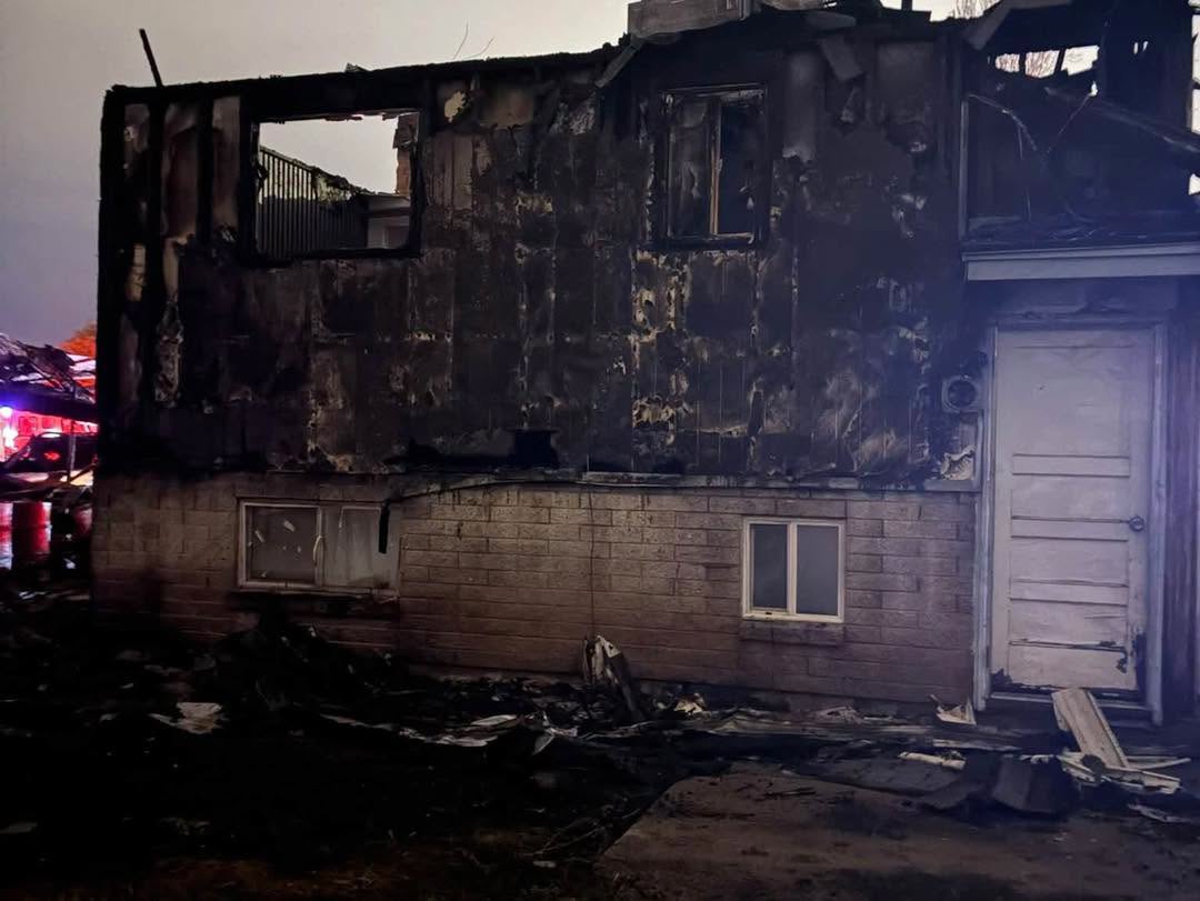 Rescatan a cinco personas de un incendio en West Valley