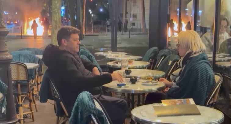 Una copa en medio del caos: la imagen viral de los disturbios en París